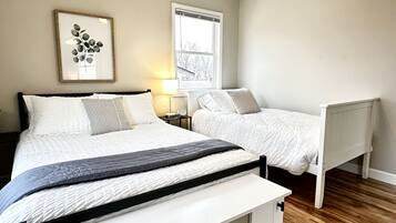 3 slaapkamers, een bureau, een strijkplank/strijkijzer, reisbedje