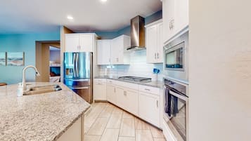 Refrigerador, microondas, horno y parrilla de estufa