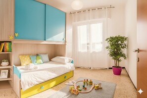3 bedrooms, iron/ironing board, free WiFi, bed sheets - Apartment in villa with sea view | Ap42 (Civezza)