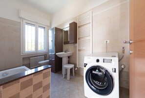 Shower, hair dryer, bidet, towels