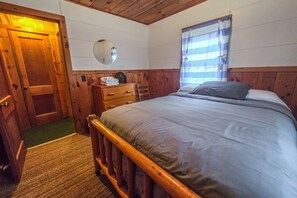 2 bedrooms, internet, bed sheets - Charming lakefront cottage with large yard, dock, & fire pit - close to downtown (Topinabee)