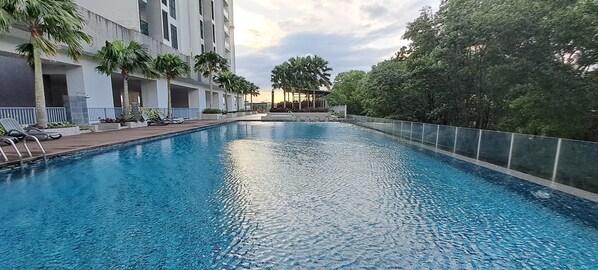 Outdoor pool - JB Bukit Indah Skyloft Suites (Johor Bahru)