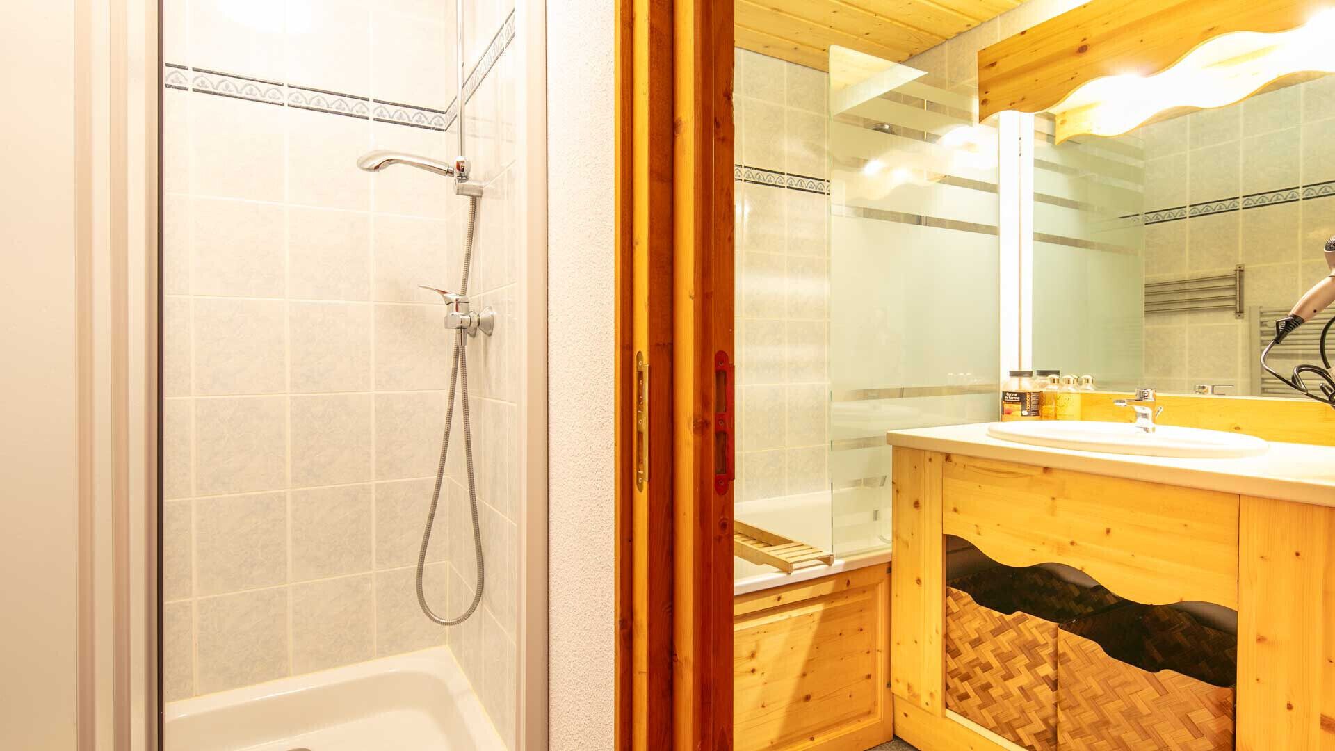 淋浴设施、吹风机