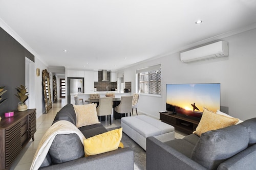 Tranquil Retreat Brisbane North FAMILY FRIENDLY House 15mins from the beach