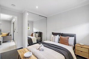 4 Schlafzimmer, Schreibtisch, WLAN