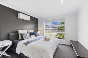 4 bedrooms, desk, WiFi