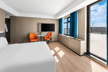 Ly New York Hotel - Image 11