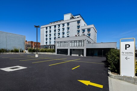 Ly New York Hotel - Image 10