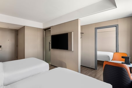 Ly New York Hotel - Image 23