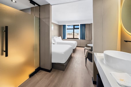 Premium bedding, pillowtop beds, individually decorated. Ly New York Hotel