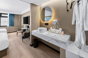 Douche cascade, articles de toilette griffés, séchoir à cheveux