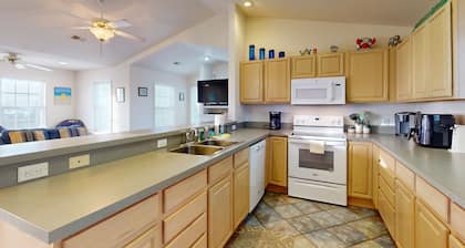 6 BR house Dog friendly with mini golf, pool/hot tub, & game room