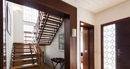 Queen of the ocean Villa: stately style house with pool