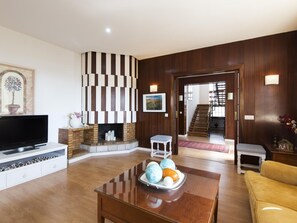 Una televisión, una chimenea