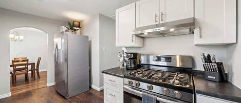 Kjøleskap, mikrobølgeovn, ovn og kokeplater