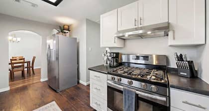 Baytown Cozy Home:Large Yard| Big Kitchen |BBQ|3BR