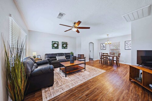 Baytown Cozy Home:Large Yard| Big Kitchen |BBQ|3BR