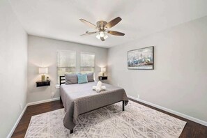 3 bedrooms, iron/ironing board, travel cot, WiFi - Baytown Cozy Home:Large Yard| Big Kitchen |BBQ|3BR (Baytown)