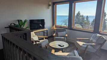 Smart TV, fireplace