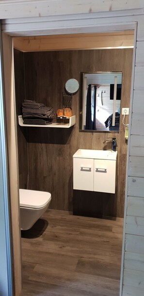 Douche, articles de toilette gratuits, sèche-cheveux