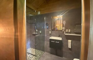 Dusche, kostenlose Toilettenartikel, Haartrockner, Handtücher