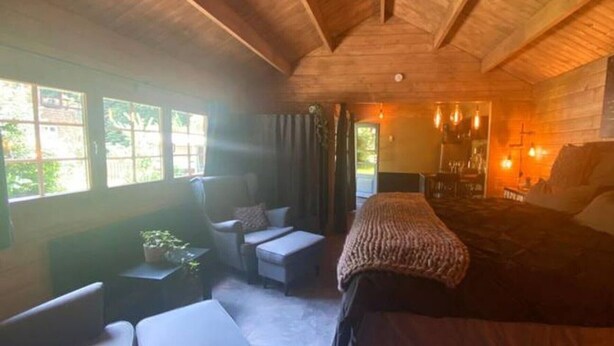 A cozy room with a bed, a chair, a small table, and a window. - Tiny house 'Weißenthalsmühle Eichenhäuschen' with Private Terrace (Niedenstein OT Kirchberg)