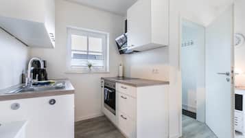 Fridge, oven, stovetop, coffee/tea maker