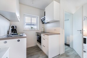 Kühlschrank, Ofen, Herdplatte, Wasserkocher mit Kaffee-/Teezubehör