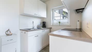 Fridge, oven, stovetop, coffee/tea maker