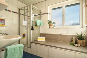 Een douche, een haardroger, handdoeken