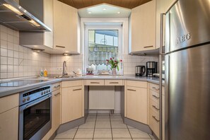 Fridge, microwave, oven, stovetop - Holiday Apartment Lichtblick with Balcony and Mountain View (Friedrichshafen)