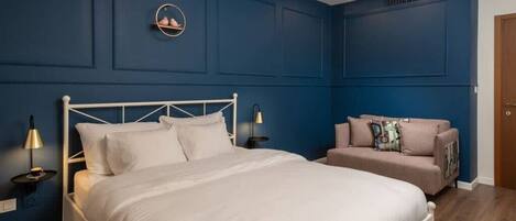 1 dormitorio, escritorio, tabla de planchar con plancha y wifi