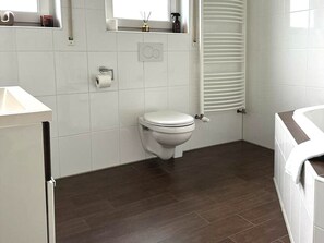 Regadera, secadora de cabello, toallas 