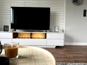 Interior - Apartment 'Mid - Century' with Shared Terrace, Shared Garden and Wi-Fi (Schloß Holte-Stukenbrock)