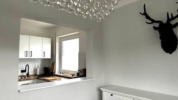 Køleskab, mikrobølgeovn, ovn, kogeplade