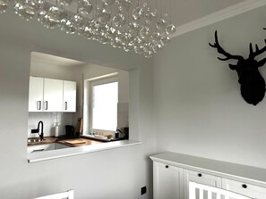 Fridge, microwave, oven, stovetop - Apartment 'Mid - Century' with Shared Terrace, Shared Garden and Wi-Fi (Schloß Holte-Stukenbrock)