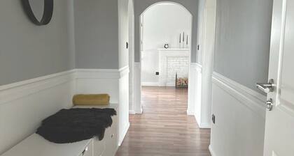 Apartment 'Mid - Century' with Shared Terrace, Shared Garden and Wi-Fi