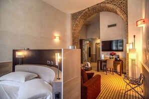 1 camera, una scrivania, Wi-Fi, lenzuola