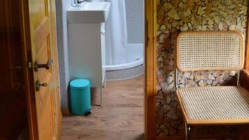 Suihku, hiustenkuivaaja, pyyhkeet, saippua