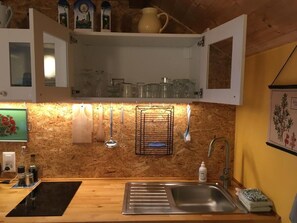 Jääkaappi, liesi, kahvin-/teenkeitin, vedenkeitin