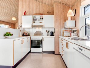 Kylskåp, mikrovågsugn, diskmaskin och grytor/köksredskap