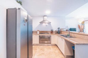 Fridge, oven, stovetop, dishwasher