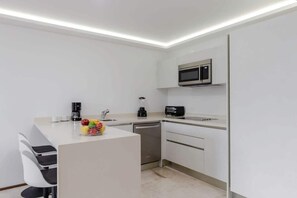 Fridge, microwave, oven, stovetop - Rooftop oceanview pool, gym, nightlife & beach (Playa del Carmen)