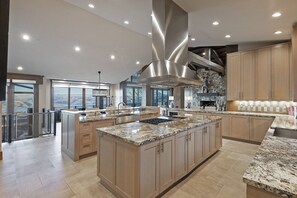 Een koelkast, een microgolfoven, een oven, een vaatwasser