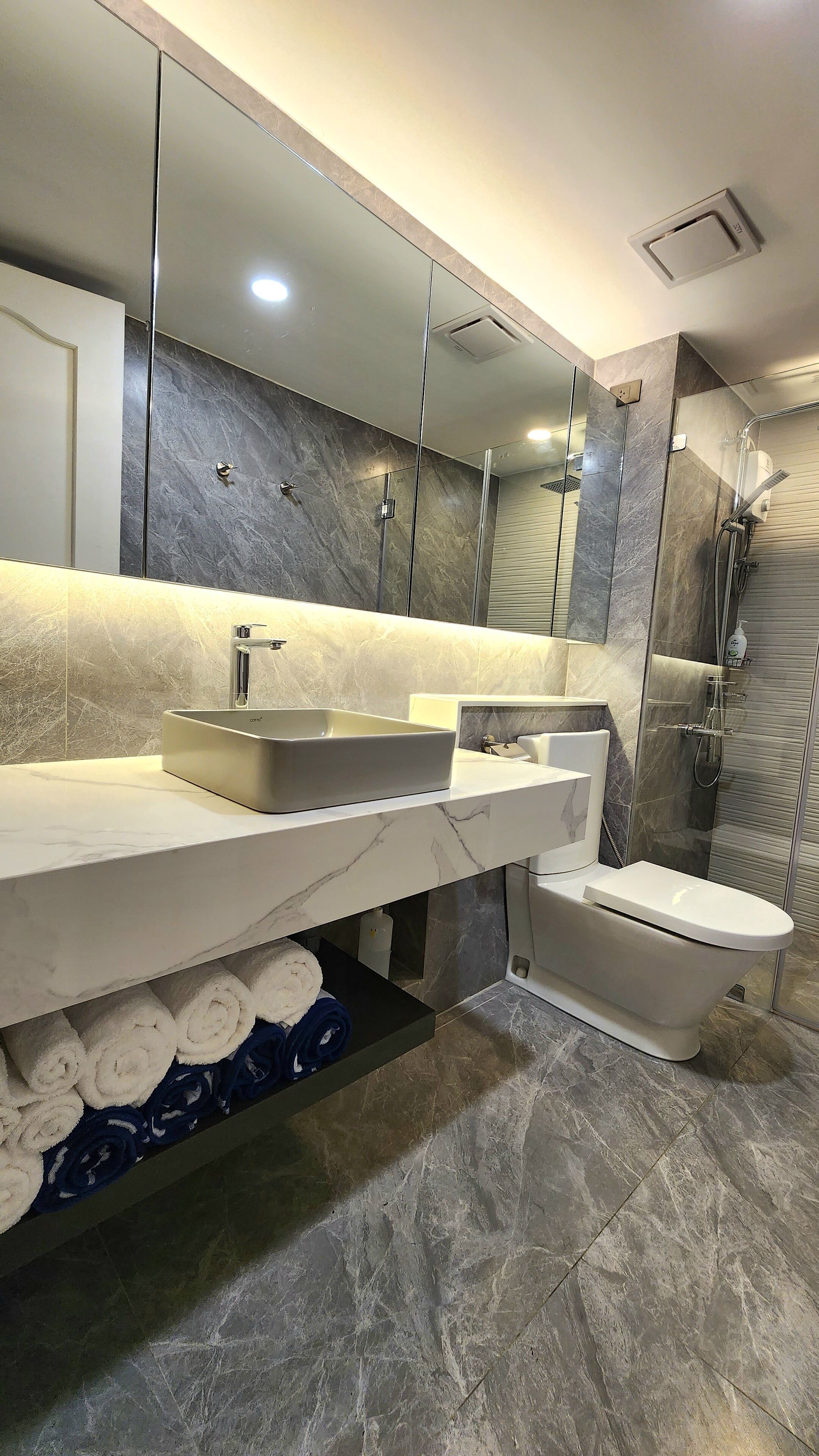 Towels, soap, shampoo, toilet paper