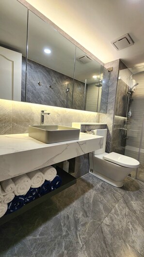 Towels, soap, shampoo, toilet paper - Luxurious staycation.
Relax in style in a serene Oasis, with calm ambiance. (Lungsod ng Cebu)