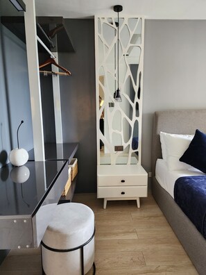 2 bedrooms, free WiFi, bed sheets - Luxurious staycation.
Relax in style in a serene Oasis, with calm ambiance. (Lungsod ng Cebu)