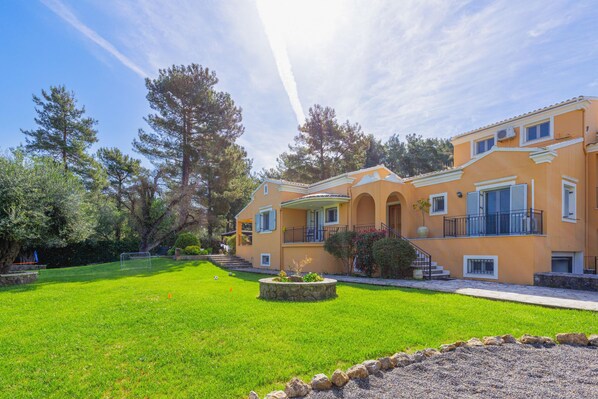 House, Accessible - Villa Spyrelia in Dassia (Corfu)