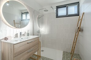 Shower, hair dryer, towels