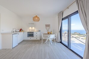 Fridge, oven, coffee/tea maker, electric kettle